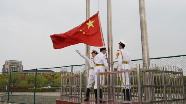 学校举行升国旗仪式践行国家总体安全观喜迎建党100周年